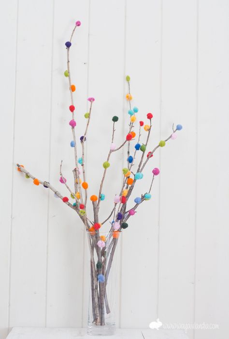 MAKE FELTED WOOL BALL BRANCHES Pompon Diy, Pom Pom Tree, Hantverk Diy, Diy Pom Pom, Dekor Diy, Pom Pom Crafts, Décor Diy, Pom Poms, Kids Crafts