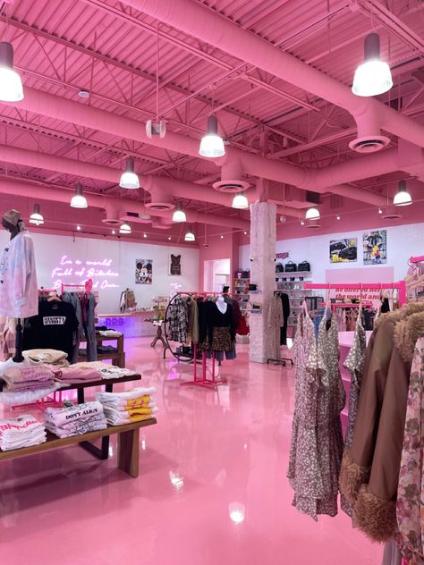 Pink Store Front Ideas, Pink Clothing Store Interior, Retail Store Interior Design Boutiques, Pink Store Design, Pink Boutique Interior Design, Pink Retail Store, Pink Boutique Ideas, Pink Boutique Decor, Store Astethic