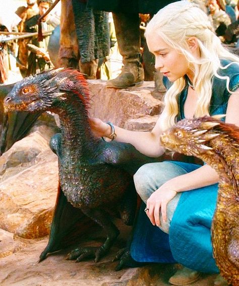 Emilia Clarke as Daenerys Targaryen the Mother of Dragons from Game Of Thrones Viserion Game Of Thrones, The Mother Of Dragons, Game Of Thrones Dragons, Got Game Of Thrones, Got Dragons, Fire And Blood, Gra O Tron, Games Of Thrones, Game Of Thrones Art