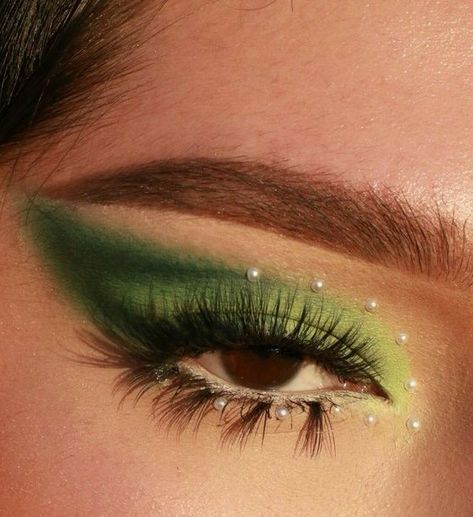 Green Makeup Christmas, Fairy Makeup Looks Green, Green Makeup Looks Fairy, Green Eyeshadow Witch Makeup, Fairy Makeup Aesthetic Green, Makeup Verde, Gem Makeup, Makeup Artist Tips, Cool Makeup Looks