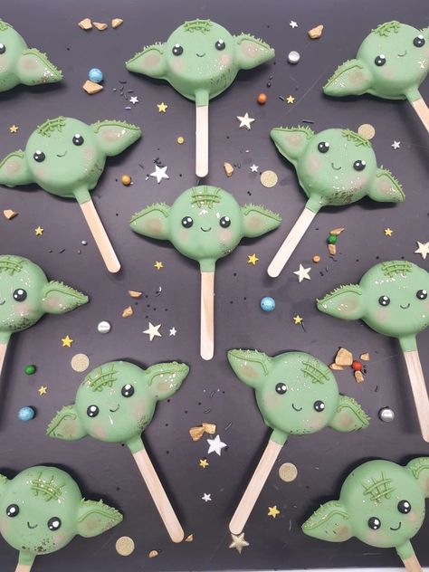 Star Wars Cakesicles, Star Wars Themed Treats, Star Wars Dessert Ideas, Starwars Baby Shower Ideas Boys, Star Wars Desserts, Space Desserts, Yoda Cake Pops, Star Wars First Birthday, Star Wars Treats