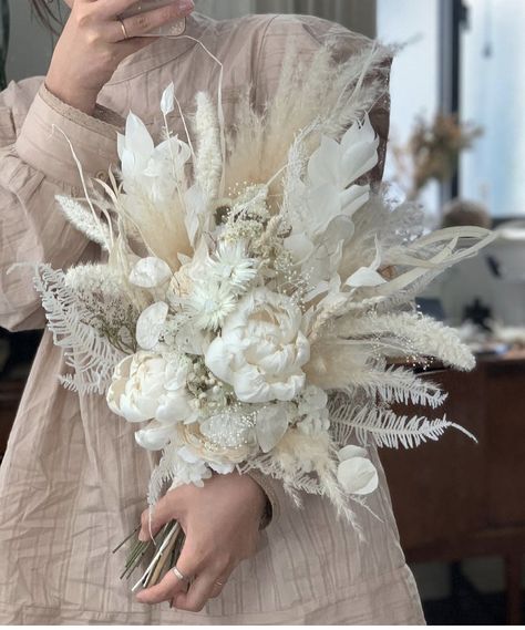 Modern Wedding Bouquets, Feather Bouquet, Wedding Flower Trends, Flower Boquet, Dried Flowers Wedding, Silk Bouquet, Boho Wedding Flowers, Wedding Bouquets Bride, Feather Wedding