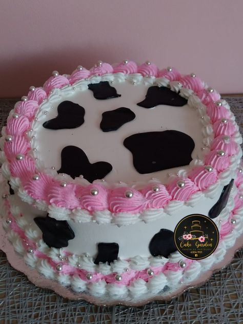 Cow Cookie Cake, Cow Theme Birthday Cake, Cow Print Cake Ideas, Cow Print Cake, Cowgirl Birthday Cakes, Cow Print Birthday, Cow Cake, Cow Cakes, Pastel Baby Shower