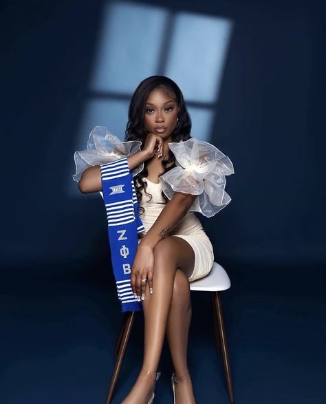 Greek Graduation Pictures, Zeta Graduation Pictures, Zeta Phi Beta Graduation Pictures, Zeta Phi Beta Photoshoot, Sorority Photoshoot Ideas, Graduate Photoshoot, Sorority Photoshoot, Sorority Graduation, Sorority Art