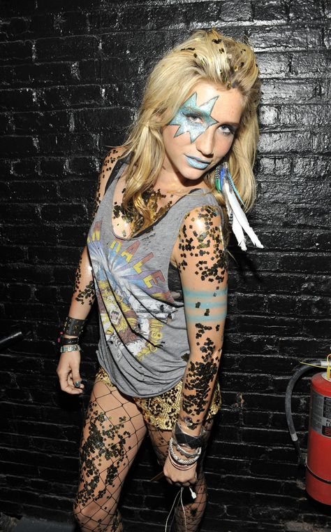 Glitter Bomb Kesha Kesha Outfits Concert, Kesha Iconic Looks, Kesha Concert Outfit Ideas, Kesha Concert Outfit, Kesha Fashion, Kesha 2000s, Kesha Halloween, Kesha Costume, Kesha Halloween Costume