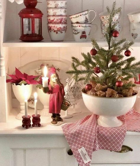 Christmas Bookshelf Decor, Christmas Cottagecore, Natal Country, Christmas Bookshelf, Norwegian Christmas, Aesthetic Holiday, Danish Christmas, Swedish Christmas, Cottage Christmas