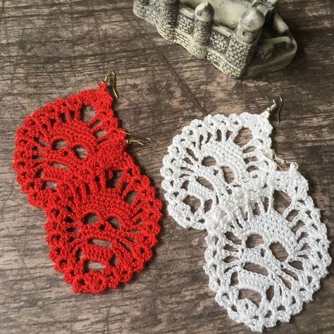 Crochet Skull Earrings, Crochet Skull Earrings Free Pattern, Halloween Crochet Earrings, Crochet Halloween Earrings, Crochet Halloween Patterns, Free Crochet Halloween, Crochet Earring Patterns, Crochet Applique Patterns Free, Earrings Crochet