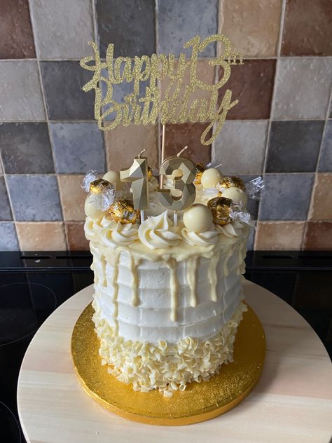 White Chocolate Birthday Cake Ideas, Chocolate And Vanilla Cake Decoration, Birthday Cake White Chocolate, Lindt Cake, White Chocolate Lindt Cupcakes, Vanilla Drip Cake, White Cake Chocolate Drip, 60th Birthday Ideas For Dad, White Chocolate Drip