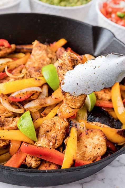 Easy Chicken Fajitas, Homemade Fajita Seasoning, Pan Chicken Fajitas, Fajita Seasoning, Chicken Burritos, Pan Chicken, Quick Weeknight Dinners, Skillet Chicken, Skillet Meals