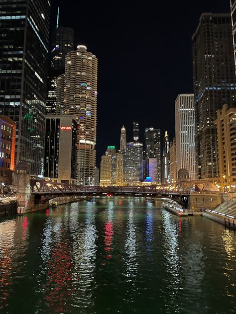 Night City Chicago, Picture Of City At Night, City Chicago Aesthetic, Chicago Astethic Wallpaper, Aesthetic Pictures Of Chicago, Pretty Places At Night, Chicago City Aesthetic Night, Chicago Night Life Aesthetic, Chicago City Lights