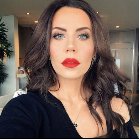 Tati Westbrook Hollywood Glam Makeup, Sister Video, Tati Westbrook, Red Lipstick Looks, Timeless Makeup, Red Lipstick Makeup, Natural Beauty Makeup, Eyeshadow For Blue Eyes, Hollywood Makeup