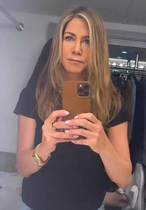 Jennifer Aniston Hair Color, Julia Roberts Style, Jennifer Aniston Dress, Jennifer Aniston Legs, Brad And Jen, Rachel Green Style, Jeniffer Aniston, Jennifer Aniston Hair, Jennifer Aniston Style