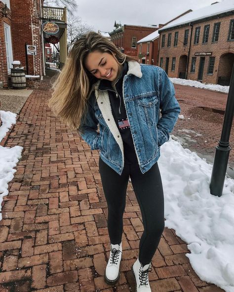 Fur Lined Denim Jacket, Teen Winter Outfits, Dr Martens Outfit, Doc Martens Outfit, Denim Jacket With Fur, Denim Shorts Outfit, Jean Jacket Outfits, Mode Instagram, Denim Jacket Outfit