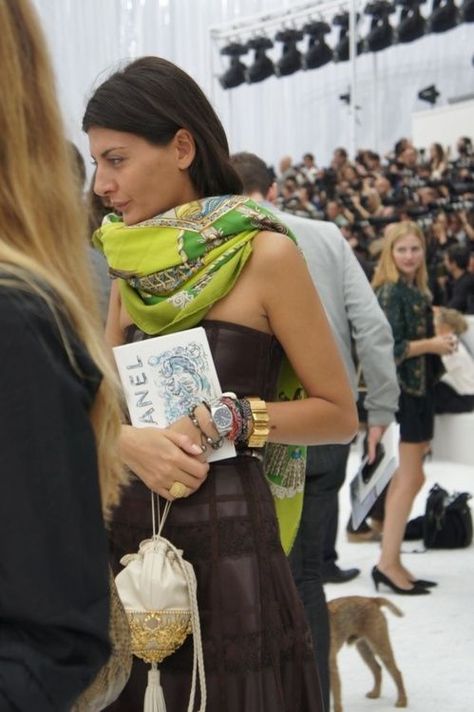 Le Hermes Scarf Lookalike. Giovanna Battaglia, Diana Vreeland, How To Wear A Scarf, Elsa Peretti, Hermes Scarf, Looks Street Style, Hermes Handbags, How To Wear Scarves, Style Crush