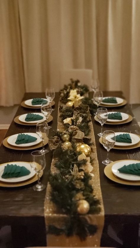 Gold And Green Christmas Table, Green And Gold Christmas Wedding, Green And Gold Christmas Table, Green Christmas Table, Gold And Green Christmas, Christmas Dinner Table Settings, Christmas Dinner Table, Hosting Christmas, Food Decor