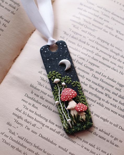 Polymer Bookmark, Ceramic Bookmark, Crafts Bookmarks, Cool Bookmarks, Diy Crafts Bookmarks, Clay Sculpting, Etsy Ideas, Polymer Earrings, Sculpting Clay