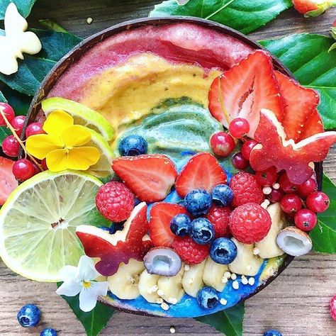 Healthy Smoothie Recipes on Instagram: “Rainbow Smoothie Bowl by @joahtopping 🍓🍉🍌🍋 Recipe: First pink layer💗: 1/2 very ripe (black dots) and frozen bananas  20 chopped and frozen…” Smoothie Nutrition, Rainbow Smoothie, Healthy Bowls Recipes, Healthy Smoothie Recipes, Colorful Desserts, Acai Smoothie Bowl, Frozen Bananas, Acai Smoothie, Healthy Bowls