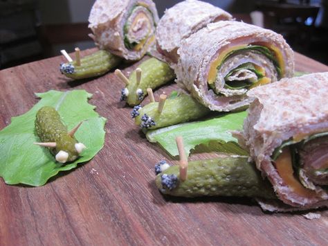 www.playful-creations.com:  Escargot:: sandwich rolls that look like snails. So cute. Snail Sandwich Wraps, Snail Pretzels, Snail Pinwheel Sandwiches, Safari Snake Sandwich, Creative Food Design, Escargot In Puff Pastry, Snail Party, Sandwich Rolls, Summer Themes