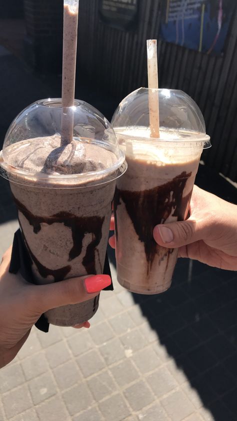 Couple Sharing Milkshake Aesthetic, Milkshake Astethic, Milk Shake Fake Story, Milkshake Fake Story, Milkshake Story, Oreo Milkshake, Chocolate Milkshake, Milk Shakes, Delicacy Food