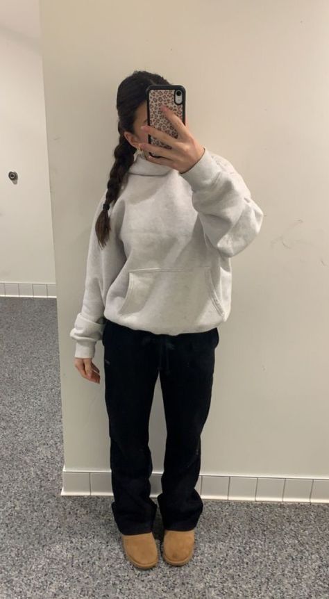 Old Navy Employee Outfit, Straight Leg Sweats Outfit, Grey Crew Neck Outfit, Bummy Outfits For School, Winter Fall Outfits, Clothes Amazon, Mode Zara, Smink Inspiration, Womens Hoodies