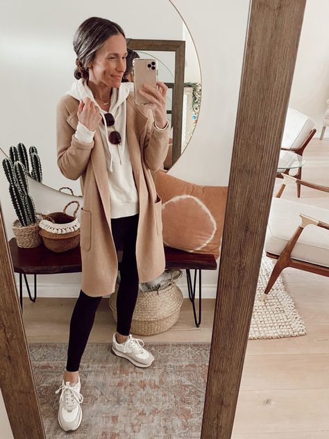 Long Cardigan Outfit Winter, Camel Cardigan Outfit, Coatigan Outfit, Camel Sweater Outfit, Winter Cardigan Outfit, Long Cardigan Outfit, Styled Outfits, Jeans And Hoodie, Look Legging