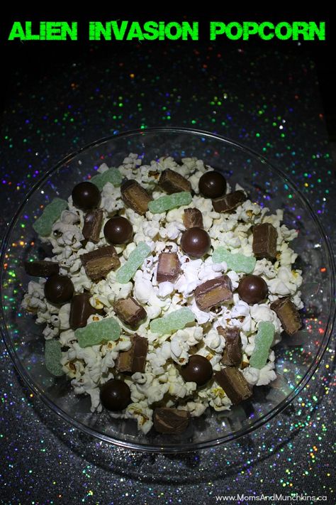 Alien Invasion Popcorn - a sweet treat for your next movie night. Stargazing Snacks, Alien Themed Food, Alien Desserts, Alien Party Food, Alien Treats, Alien Snacks, Space Treats, Astronomy Party, Alien Food