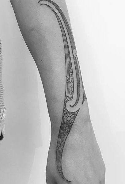 Tamoko Women Maori Tattoos Forearm, Maori Spine Tattoos For Women, Maori Spine Tattoo, Tamoko Maori Design Arm, Tamoko Women Maori Tattoos, Tamoko Maori Design, Tamoko Designs, Māori Designs, Hawaiian Tattoo Meanings