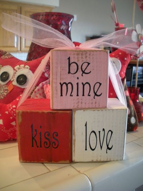 Valentine Craft idea: stenciled shabby chic blocks. These would be great as a table decoration. Cricut Valentines, Valentine Wood Crafts, Wood Block Crafts, Valentine's Ideas, Decoration Restaurant, Valentines Sign, Diy Valentines Decorations, Valentine Projects, Valentine Decor