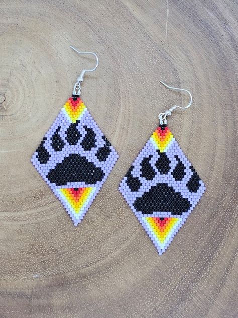 Bear Paw Beaded Earrings, Beading Projects Native, Bear Beaded Earrings, Beaded Bear Paw, Mmiw Earrings, Beading Styles, Indigenous Beaded Earrings, Bear Paw Earrings, Beading Earring