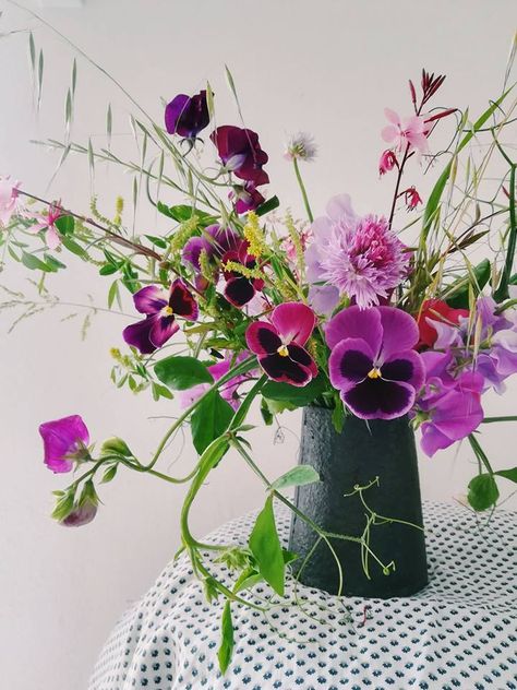 Chelsea Fuss Modern Bouquet Floral Arrangements, English Room, Flower School, Creative Gardening, Flower Therapy, Japanese Flowers, Floral Designer, Beautiful Flower Arrangements, Deco Floral