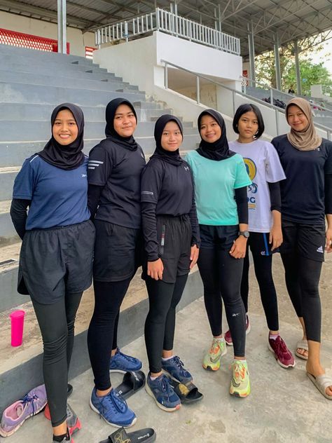 Outfit Jogging Hijab Legging, Ootd Gym Hijab, Hijab Running Outfit, Style Olahraga Hijab, Ootd Sporty Hijab, Outfit Jogging Hijab, Ootd Jogging, Jogging Outfit Women, Ootd Sport