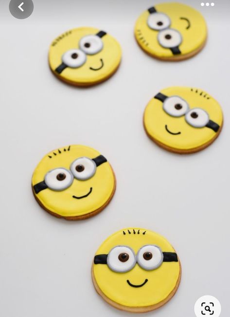 Minion Cookie Cake, Easy Circle Cookie Designs, Round Cookie Designs, Simple Cookie Decorating Ideas, Cute Royal Icing Cookies, Galletas Cute, Circle Cookies Decorated, Round Cookie Decorating Ideas, Circle Sugar Cookie Designs