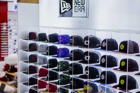 Snapback Storage, New Era Store, Baseball Hat Storage, Diy Resin Table, Shoe Store Design, Cap Store, Wall Hats, Clothing Store Interior, Baseball Room