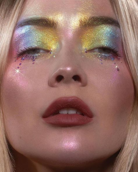 ᴋᴀʀʟᴀ ᴄᴏꜱᴍᴇᴛɪᴄꜱ™️ on Instagram: “🌈WHO ELSE IS OBSESSED WITH DUOCHROMES?😍 These are our pastel Duochrome hybrid pigments…They reflect between an iridescent chameleon and a…” Kaleidoscope Outfit, Kaleidoscope Makeup, Iridescent Makeup, Rainbow Eyeshadow, Shimmery Eyeshadow, Retro Makeup, Pride Makeup, Rainbow Makeup, Amazing Makeup