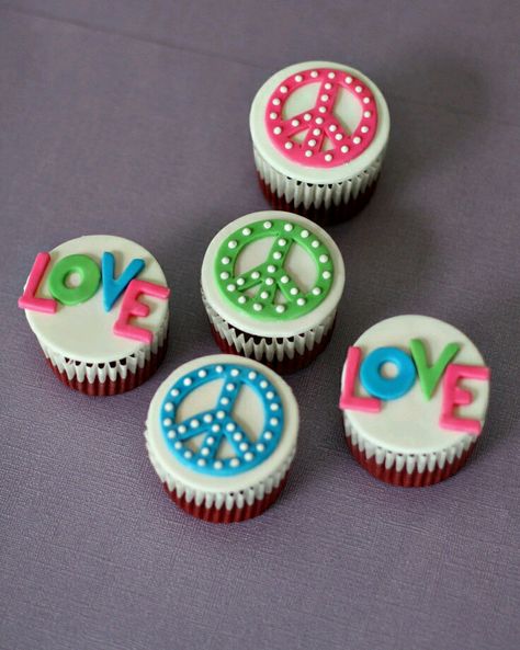 Peace Signs.. Peace Cupcakes, Groovy Cupcakes, Peace Sign Birthday, 60s Peace, Peace Cake, Hippie Cake, 70's Party, Decorating Cupcakes, 60s Party