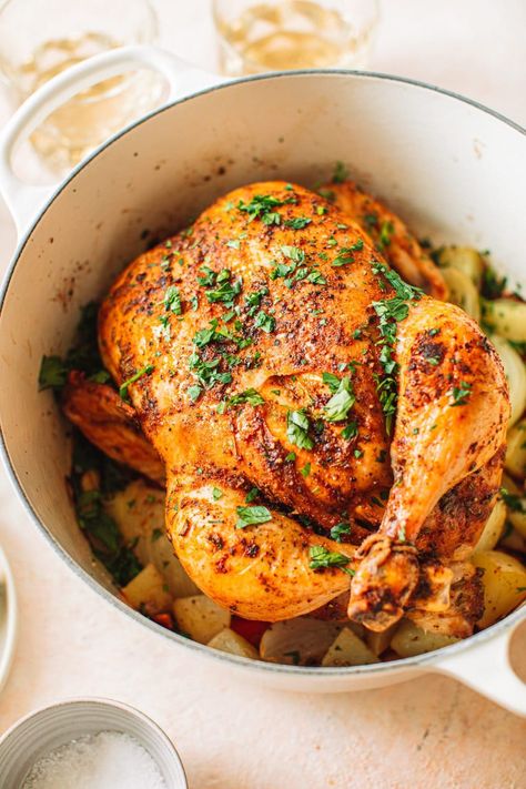 Roast Chicken In Dutch Oven, Chicken In Dutch Oven, Dutch Oven Whole Chicken, Dutch Oven Chicken, Easy Roast Chicken, Cooking A Roast, Whole Chicken Recipes, Oven Roasted Chicken, Diner Recept