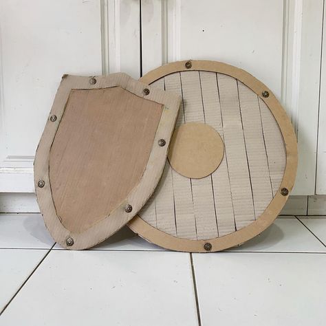 Knight Shield Diy, Diy Shield Cardboard, Cardboard Shield Diy, Diy Viking Ship Cardboard, Cardboard Props Cosplay, Cardboard Armor Diy Templates, Cardboard Knight Costume, Cardboard Armor Template, Cardboard Shield