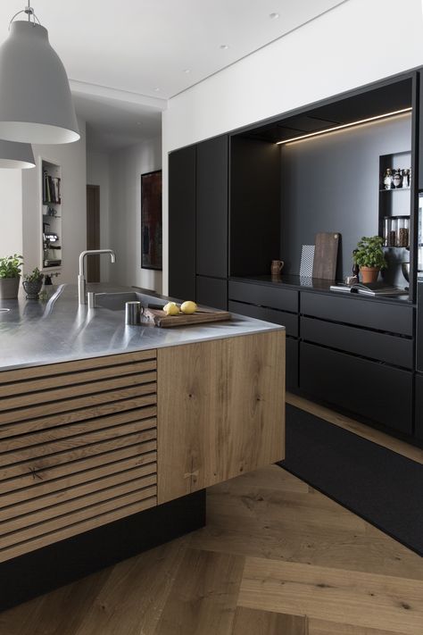 kitchen-island-with-wood-slats-dinesen-wood-floor-black-backsplash-denmark-garde-Hvalsoe Remodelista Kitchen, Garde Hvalsøe, Black Kitchen Design, Culinary Kitchen, Model Dapur, Black Backsplash, Decor Ikea, White Kitchen Design, 아파트 인테리어