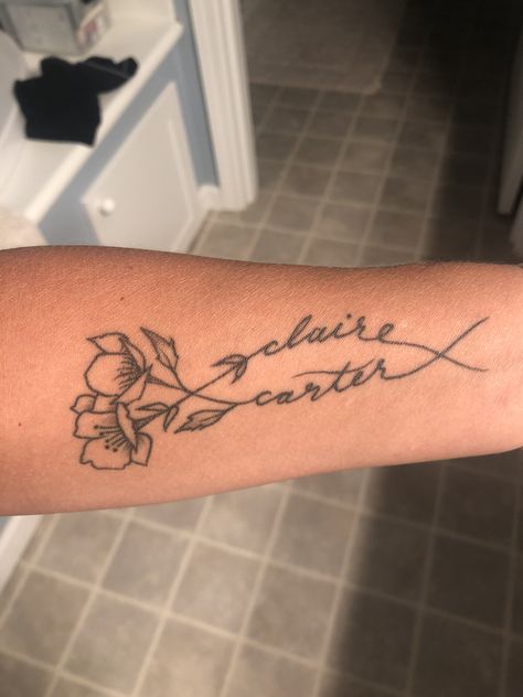 Name As Stem Tattoo, Names In Flower Stem Tattoo, Flower With Name In Stem Tattoo, Flower Tattoo With Name Stem, Flowers And Names Tattoo, Flowers With Name Tattoo, Flowers With Name Stem Tattoo, Mom Names Tattoo Ideas, Flower Names Tattoo