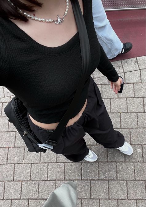 Fit check, outfit, aesthetic outfit, dark outfit, y2k outfit, dark y2k, y2k selfie, chaine, sling bag, bag y2k outfit, slingbag y2k Ig Story Fit Check, Selfie Fit Check, Y2k Selfie, Dark Outfit, Dark Y2k, Check Outfit, Outfit Dark, Bag Y2k, Aesthetic Outfit