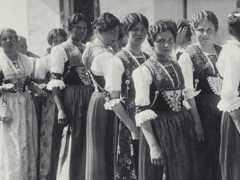 Swiss History – Traditional costume makes a comeback Bobbed Haircuts, Swedish Dress, Dress Traditional, Folk Dress, Anti Fashion, Slim Hips, Silk Stockings, New Cut, New Times