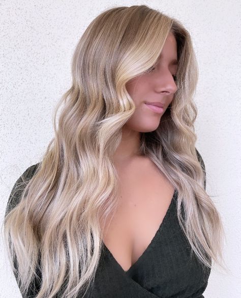 Hair With Lighter Front Pieces, Blonde Hair With Lighter Front Pieces, Hair Money Piece, Hair Aesthetics, Money Pieces, Warm Balayage, Front Pieces, Frosted Hair, Lighter Hair