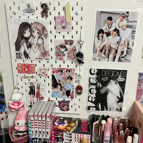 Shojo Room Aesthetic, Shoujo Girl Aesthetic Room, Japanese Room Aesthetic Anime, Cute Pegboard Ideas, Shoujo Aesthetic Room, Shoujo Room Aesthetic, Anime Pegboard, Nhi Core, Manga Bedroom Ideas