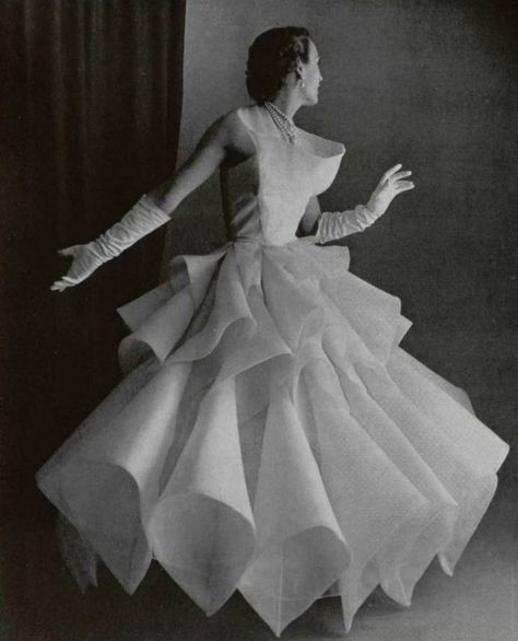 Couture Allure Vintage Fashion: Lanvin-Castillo - 1951 Mode Origami, Vintage Evening Gowns, Origami Fashion, Glamour Vintage, Jeanne Lanvin, Fashion 1950s, Retro Mode, Vintage Gowns, Vintage Couture