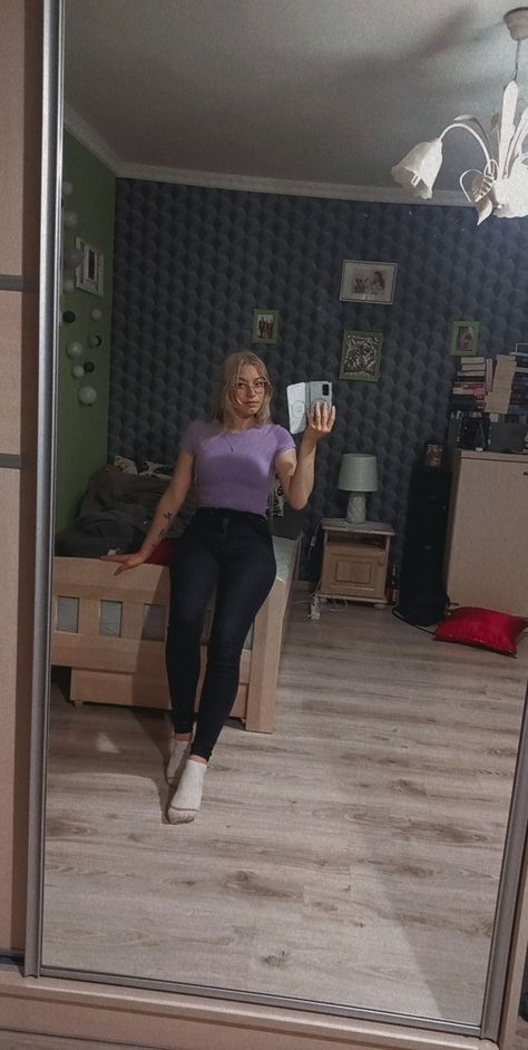 Lavender T-shirt and black jeans outfit to school Shirts To Wear With Black Jeans, Lavender Tops, T Shirt Outfit, Black Jeans Outfit, Jeans Outfit, Tshirt Outfits, Outfits Ideas, Band Tees, Jean Outfits