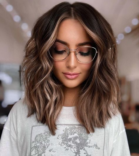 Medium Length Bayalage Hair, Fall Bayalage Brunette Short, Easy Maintenance Hair Color Brunette, Brunette Summer Hair 2023 Short, Balayage For Dark Brown Hair Medium Length, Medium Length Bayalage, Medium Length Balayage Brown, Warm Caramel Balayage Honey Medium Hair, Brunette Fall Hair 2023 Short