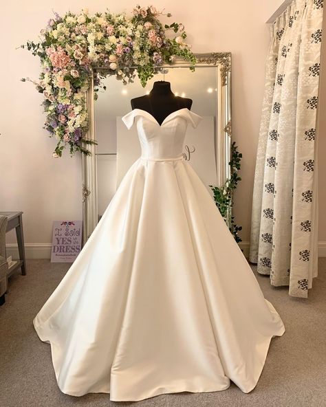 Get ready to make your royal entrance in this ballgown that's fit for a queen! Our Kennedy gown looking fabulous at Emma Louise Bridal.  To book your appointment, please contact the boutique via email at info@emmalouisebridal.co.uk or phone 01204 652 035. Visit their website at https://www.emmalouisebridal.co.uk/ Satin Ball Gown Wedding Dress Cinderella, Satin Wedding Gown With Sleeves, Satin Wedding Ball Gown, Silk Ballgown Wedding Dress, Satin Wedding Dress Ballgown, Modern Ballgown, Bardot Wedding Dress, Royal Entrance, Wedding Dresses Ball Gown Sweetheart