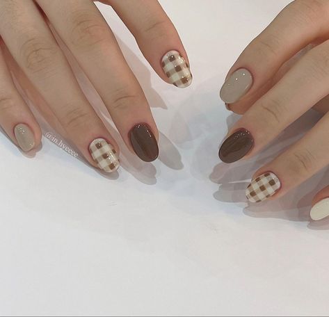 Nails Designs Autumn, Fall Nails Designs Autumn, Beige Nail Designs, Fall Nails Designs, Beige Nail, Beige Nails Design, Minimal Nails Art, Manicure Nail Designs, Cute Simple Nails