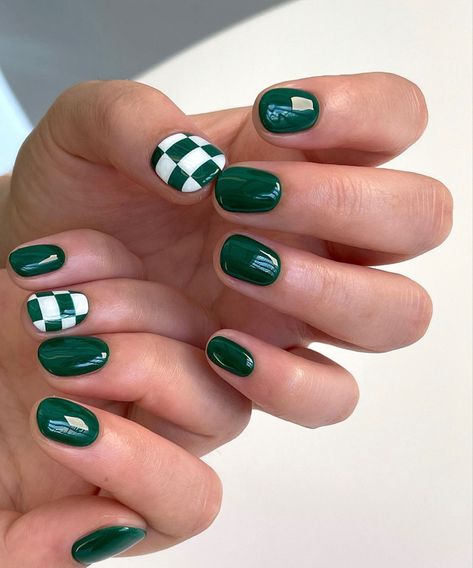 Forest green and white checkerboard nails Short Saint Patricks Day Nails, Green Gel Nails Short Design, Green Simple Nail Designs, Red And Green Checkered Nails, Forest Green Nail Art, Forest Green Nails Short, White Checkerboard Nails, Forest Green Nail Ideas, Green And White Nail Designs