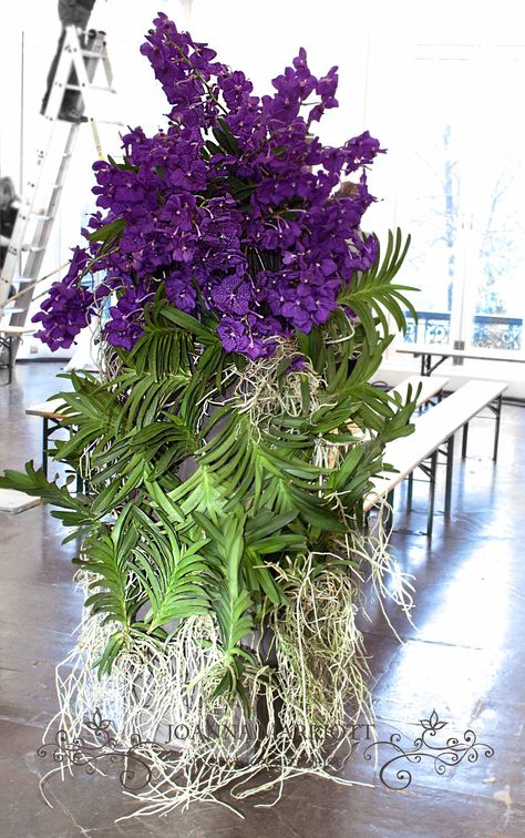 Vanda orchid arrangement. Vanda Orchids, Types Of Orchids, Rare Orchids, Garden Flower Beds, Exotic Orchids, Orchid Wedding, Artificial Orchids, Orchid Arrangements, Blue Orchids